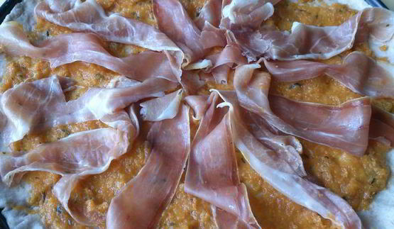 пицца из ржаной муки с тыквенным соусом и хамоном