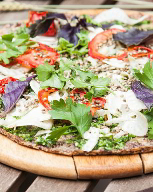 Пицца из семян льна и миндаля