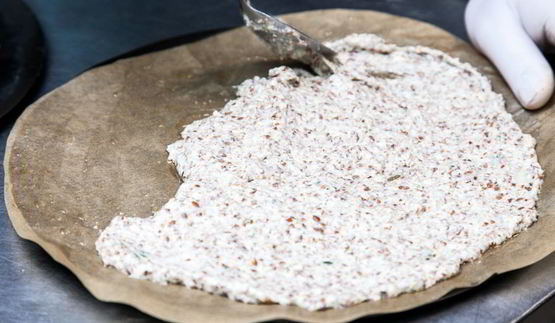 пицца из семян льна и миндаля