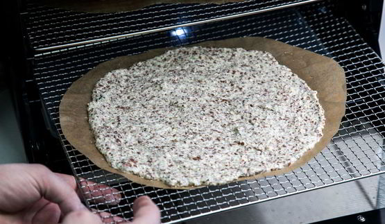 пицца из семян льна и миндаля