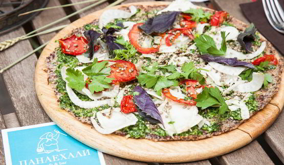 пицца из семян льна и миндаля