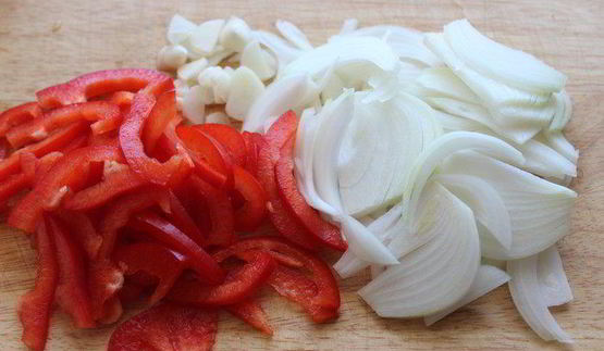 пицца маринара на томатном тесте