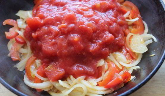 пицца маринара на томатном тесте