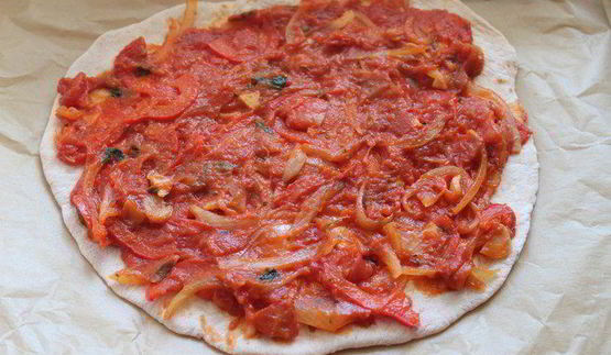 пицца маринара на томатном тесте