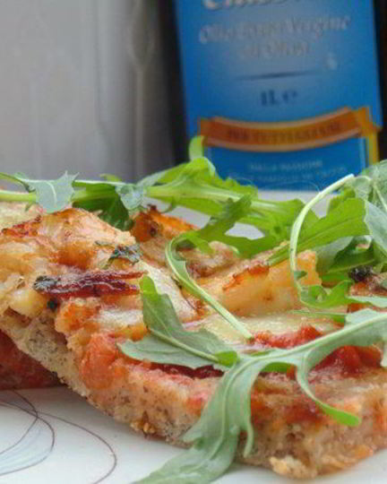 Рецепт пиццы на гречневой муке с острыми креветками и руколой