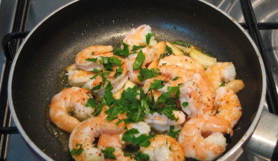 пицца на гречневой муке с острыми креветками и руколой