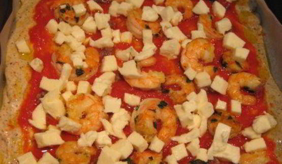 пицца на гречневой муке с острыми креветками и руколой