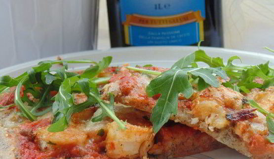 пицца на гречневой муке с острыми креветками и руколой