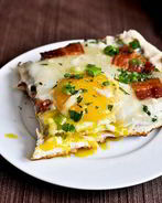 Пицца на гриле на завтрак