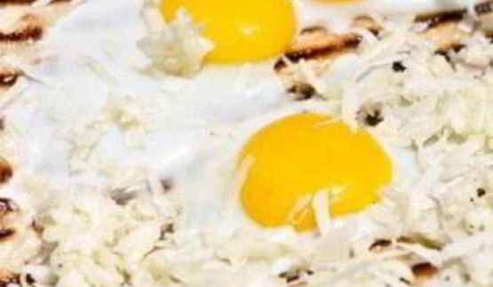 пицца на гриле на завтрак