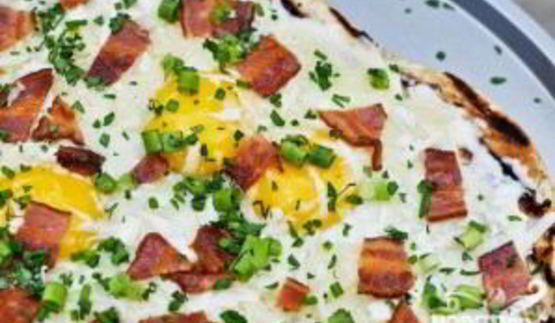 пицца на гриле на завтрак