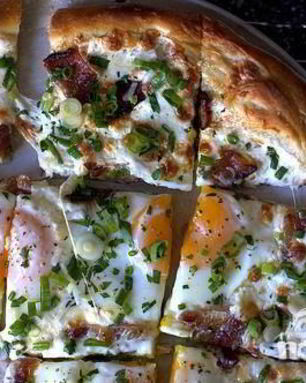Пицца на завтрак с беконом, сыром и яйцами