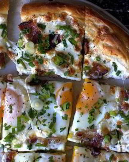 Рецепт пиццы на завтрак с беконом, сыром и яйцами