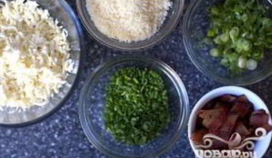 пицца на завтрак с беконом, сыром и яйцами