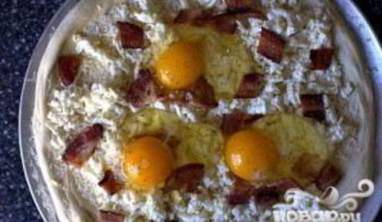 пицца на завтрак с беконом, сыром и яйцами