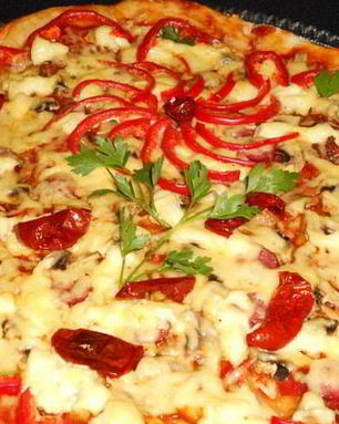 Пицца Праздничная с колбасой