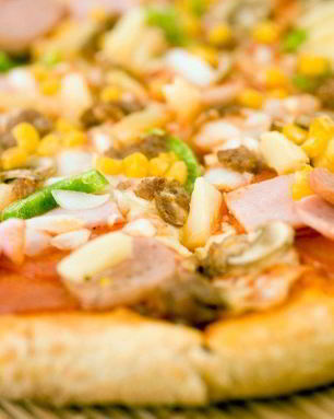 Пицца с ананасами, колбасой, сладкой кукурузой и томатами