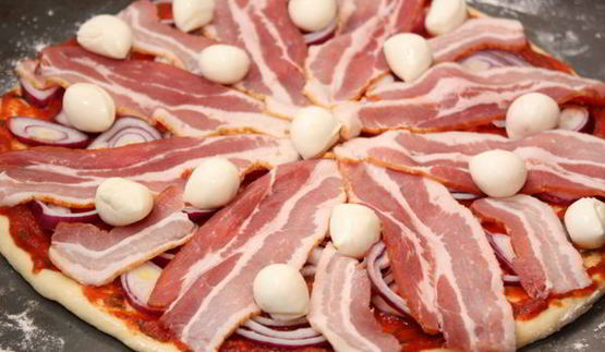 пицца с беконом