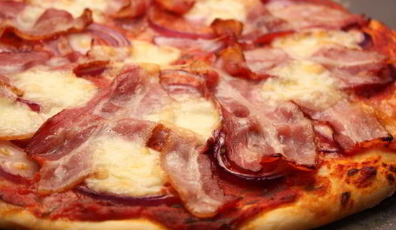 пицца с беконом