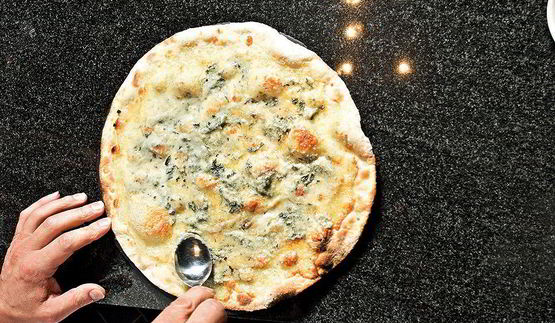 пицца с голубым сыром и грушей