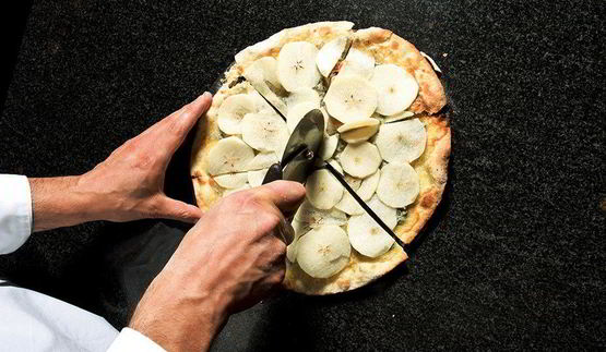 пицца с голубым сыром и грушей