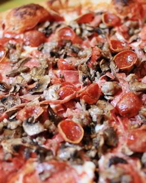 Пицца с грибами и колбасой