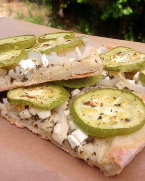 Пицца с кабачками и ароматом базилика