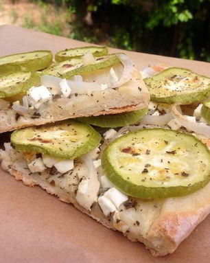 Пицца с кабачками и ароматом базилика