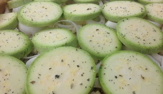 пицца с кабачками и ароматом базилика