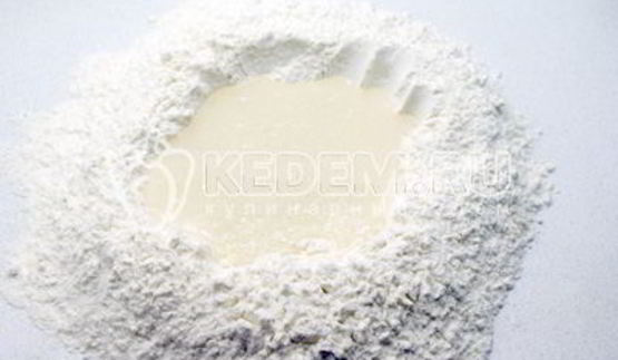 пицца с колбасой и грибами