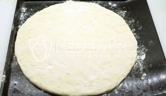 пицца с колбасой и грибами