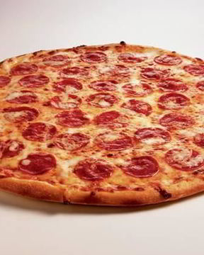 Пицца с помидорами и колбасой