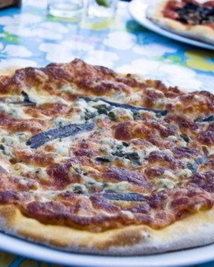 Рецепт пиццы с сардинами, луком и помидорами