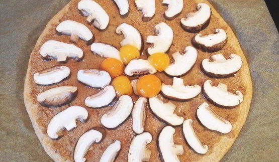 пицца с шиитаке и пастой из грецкого ореха