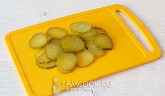 пицца с солеными огурцами