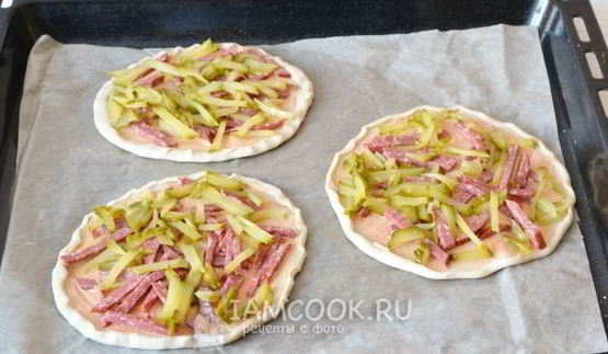 пицца с солеными огурцами