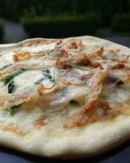 Пицца со спаржей, сыром таледжо и спеком