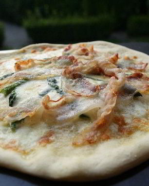 Пицца со спаржей, сыром таледжо и спеком