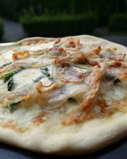 Рецепт пиццы со спаржей, сыром таледжо и спеком
