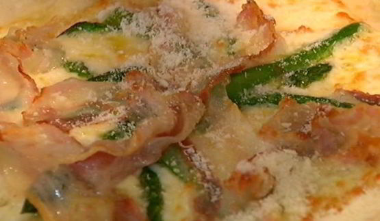 пицца со спаржей, сыром таледжо и спеком