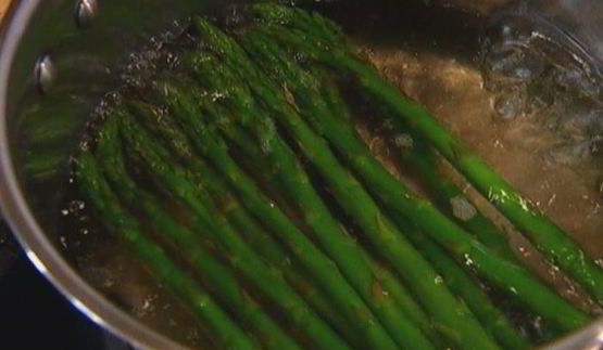 пицца со спаржей, сыром таледжо и спеком