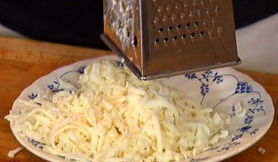 пицца со спаржей, сыром таледжо и спеком