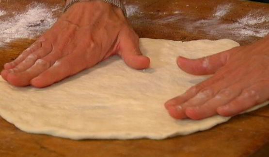 пицца со спаржей, сыром таледжо и спеком