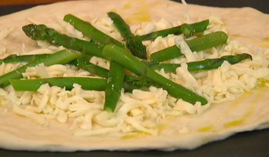 пицца со спаржей, сыром таледжо и спеком