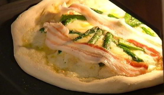 пицца со спаржей, сыром таледжо и спеком