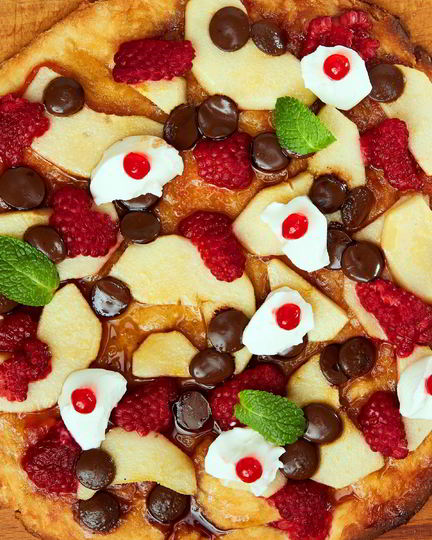 Рецепт сладкой пиццы с грушей в карамели малиной и крем сыром