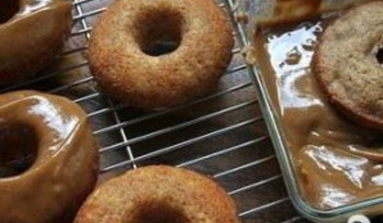 банановые пончики с арахисовой глазурью