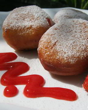 Пончики с клубничной начинкой