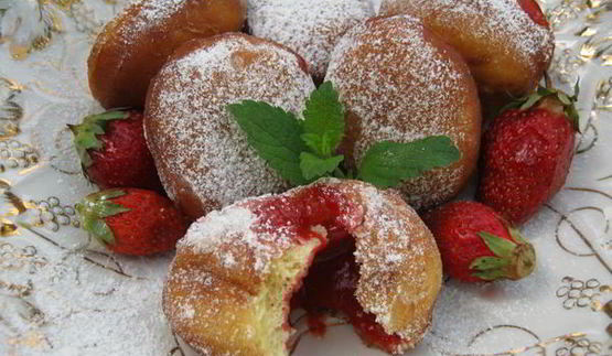пончики с клубничной начинкой