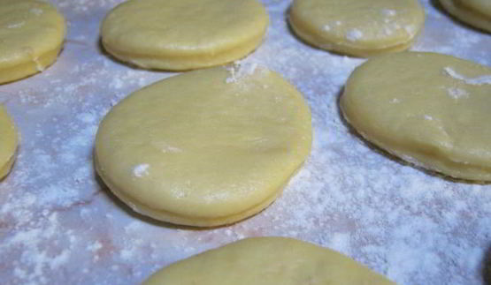 пончики с клубничной начинкой